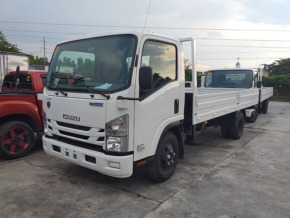 Armada truk AngkutKita siap mengangkut barang pelanggan