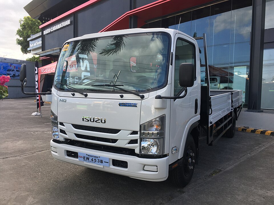 Truk armada AngkutKita melaju mengantarkan barang ke tujuan